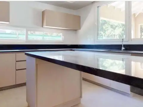 Casa en Alquiler con 2 cocheras