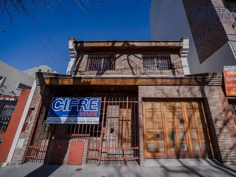 PH  de 4 ambientes con entrada independiente y cochera en Villa Pueyrredón.
