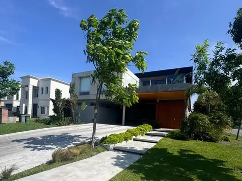 Casa 6 ambientes con 5 baños