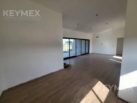 Casa en Alquiler con 2 cocheras