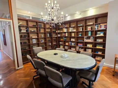 Excelente Oficina Comercial de 240 m² en Venta en Tribunales