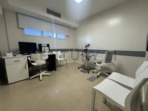 Oficina 10 ambientes con 4 baños