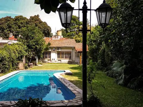 Venta Casa 4amb Sobre Lote 500 m², Olivos, Pileta, Garage Varios Autos.