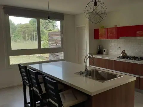 Casa 5 ambientes con 3 baños