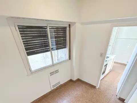 Departamento 4 amb con dependencia y balcón terraza.