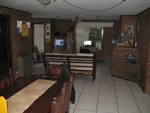 Casa 6 ambientes con 4 baños