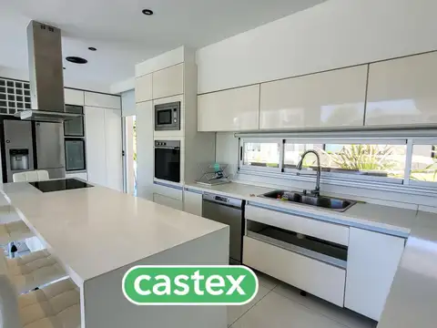 Casa 5 ambientes con 5 baños