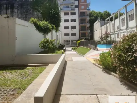 Avenida Hipólito Yrigoyen e/ Treinta y Tres Orientales y José Mármol