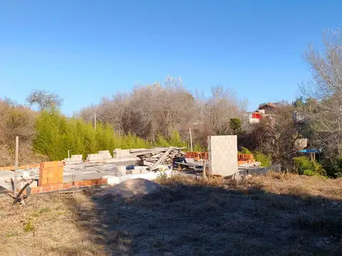 LOTE 700 M2 CON MEJORAS VILLA DEL LAGO CARLOS PAZ