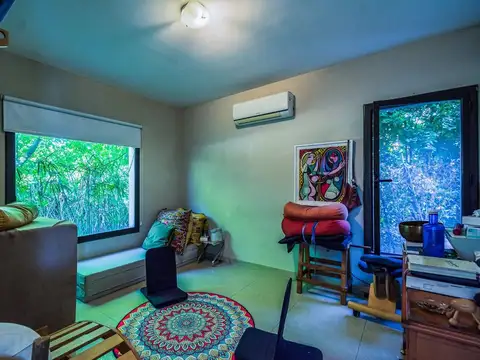 Casa en Alquiler con 4 cocheras