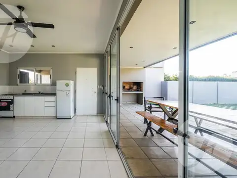 Casa 9 ambientes con 6 baños