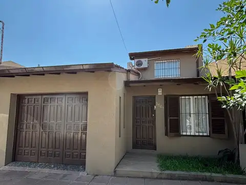 Venta casa 5 ambientes con quincho y pileta centro de Ballester - Apto crédito