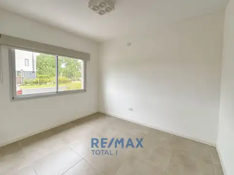 Casa en Alquiler con 2 cocheras