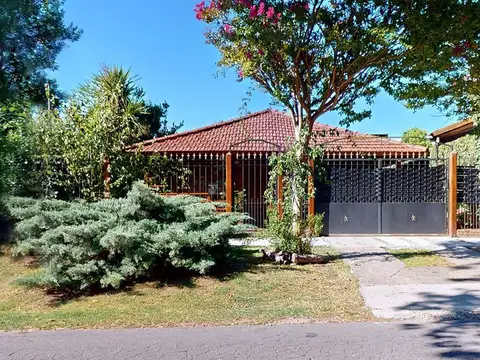 Casa en VENTA 2 dorm. en Gonnet con quincho.