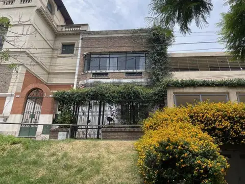 PELLEGRINI 50  - 2 CASAS. 3 dorm y 2 dormitorios