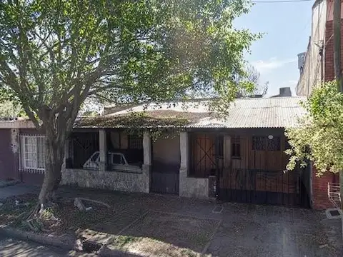EN VENTA CASA DE 2 DORMIT + DEPTO AL FDO DE 2 DORMIT