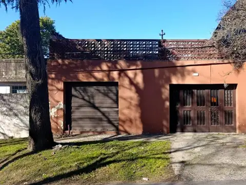 VENTA CASA CON LOCAL Y COCHERA A REFACCIONAR - B° SALADILLO