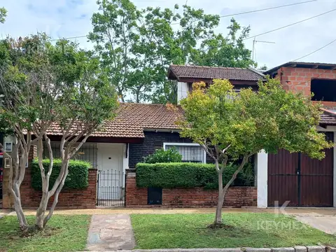 Casa en venta 4 amb., con pileta- apto crédito