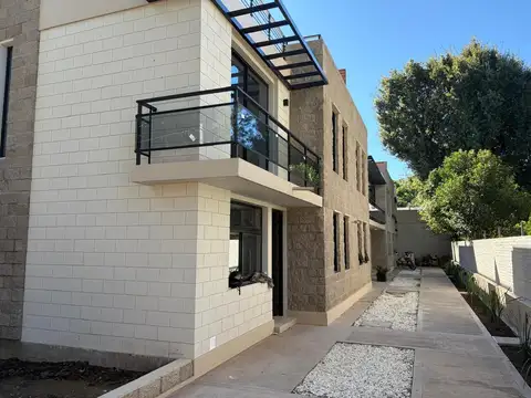 hermosos duplex con cochera a pasos del rio