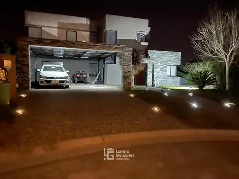 Casa en Venta con 2 cocheras