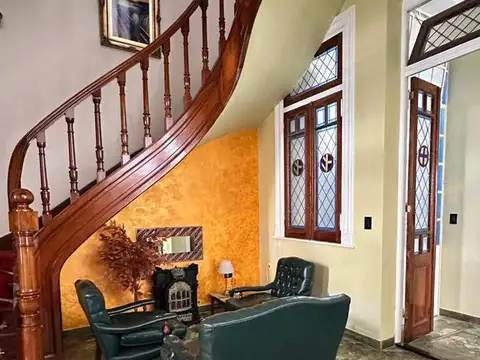 IMPONENTE CASA DE ESTILO - 6 AMB C/ JARDIN Y COCHERA