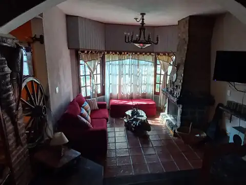 Casa 6 ambientes con 2 baños