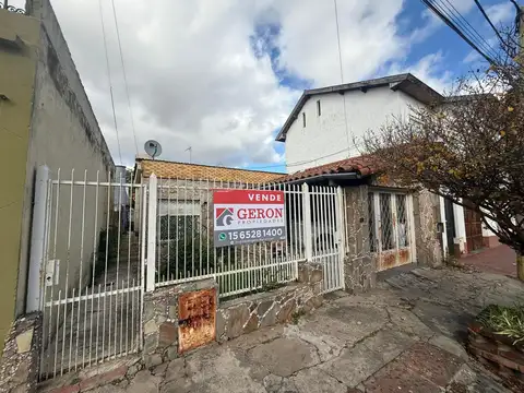 Oportunidad: casa con fondo y 2 dptos a refaccionar