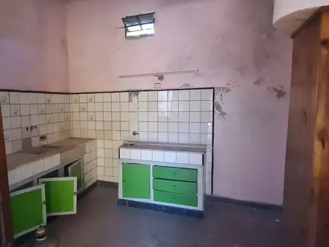 Casa al frente con cochera en venta