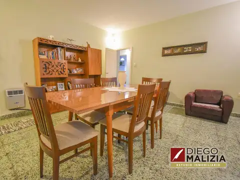 Venta casa tres ambientes en Lomas de Zamora con jardín