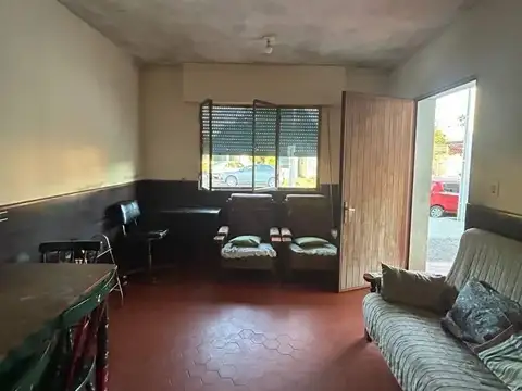 Casa 8 ambientes con 2 baños