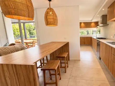 Casa en Alquiler con 2 cocheras