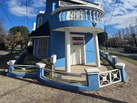 VENDO hermosa y luminosa casa esquina Excelente ubicacion