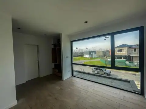 Casa en Alquiler con 4 cocheras