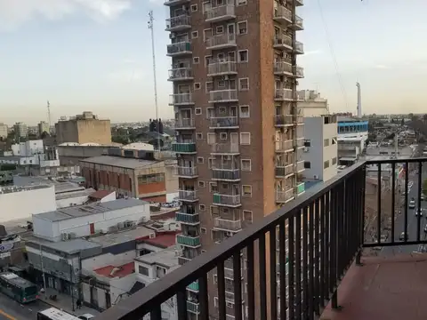 DEPARTAMENTO 3 AMBIENTES. BALCÓN CORRIDO AL FRENTE. ALSINA 193 PISO 9B AVELLANEDA