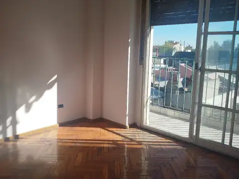 DEPARTAMENTO 3 AMBIENTES Y DEPENDENCIA CON BALCON EN FLORES  BAJAS EXPENSAS