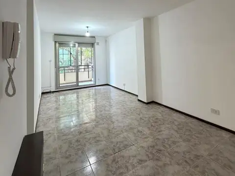 OPORTUNIDAD, DEPTO DOS DORMITORIOS EN MUY BUEN ESTADO, ZONA CENTRO CON BALCON