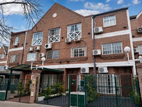 VENTA PH/TRIPLEX 5 AMB., COCH. Y PATIO - MATADEROS