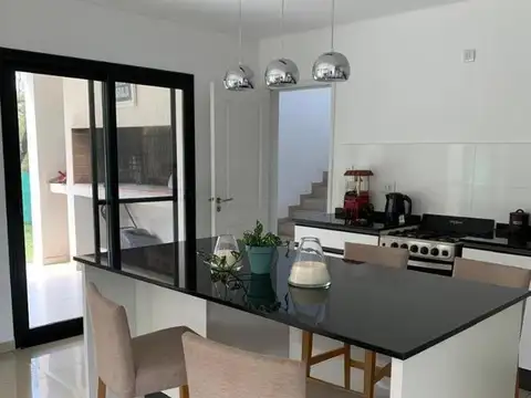 Casa 5 ambientes con 3 baños