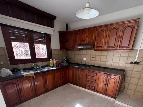 Casa en Alquiler con 2 cocheras