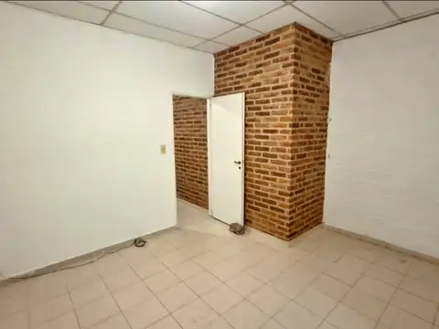 La unidad cuenta con:
Cocina amoblada con bajo mesada y alacena