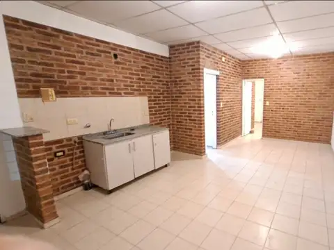 La unidad cuenta con:
Cocina amoblada con bajo mesada y alacena