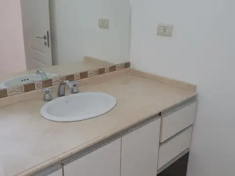 Los Quebrachos III, sobre Av. Aguada de Pueyrredon