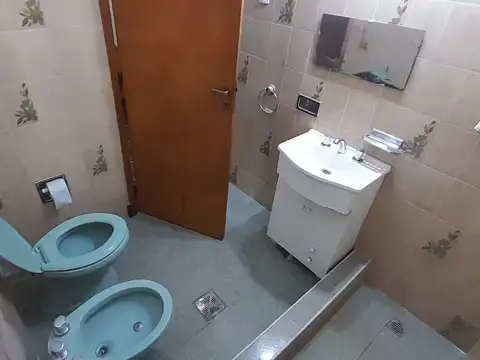 CASA EN ESQUINA - CON 2 DORMITORIOS, GARAGE y AMPLIA TERRAZA   Apta Credito   Retasada  