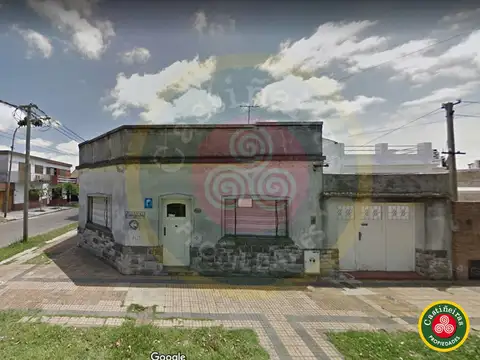 CASA EN ESQUINA - CON 2 DORMITORIOS, GARAGE y AMPLIA TERRAZA   Apta Credito   Retasada  