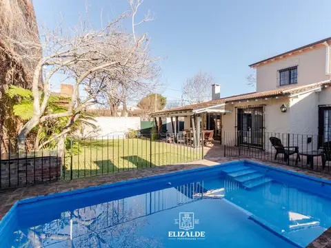 John F. Kennedy  y Zanocchi - Casa con jardin, pileta, parrilla - Venta