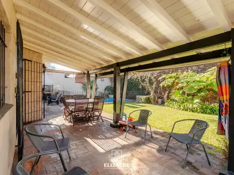 John F. Kennedy  y Zanocchi - Casa con jardin, pileta, parrilla - Venta