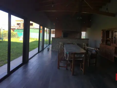 Casa 5 ambientes con 4 baños