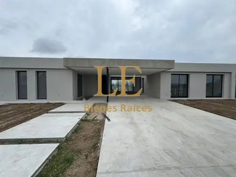 Casa 5 ambientes con 4 baños