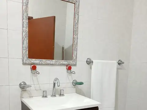 Casa 8 ambientes con 2 baños