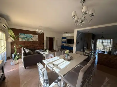 Casa en venta en Hudson con parque y pileta